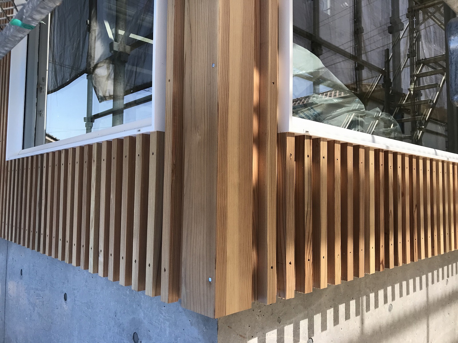 中野のエスネル 04 ｎ杉外壁 張り方のバリエーション ルーバー張り 住宅設計エスネルデザイン