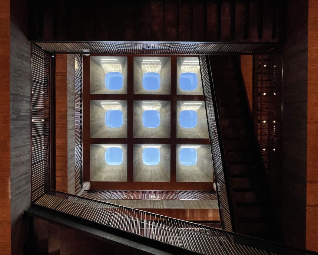 【建築】『紀尾井聖堂「奇跡の一本松の根展。」』現代のパンテオン。－ガラスと光の奇跡－