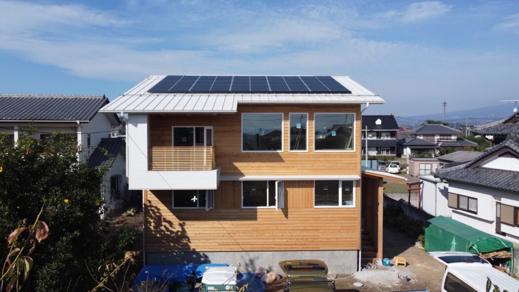 【吉岡のエスネル-04】外観空撮写真。『緑と木の家と空。』－過不足ない外観デザイン－