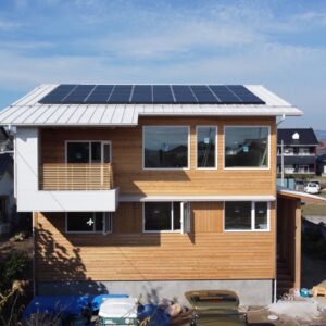 【吉岡のエスネル-04】外観空撮写真。『緑と木の家と空。』－過不足ない外観デザイン－