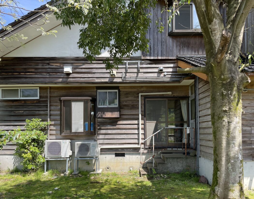 【秘訣】杉板外壁の経年変化『方位、屋根、基礎による変化の違い。』－築42年の祖父の家－