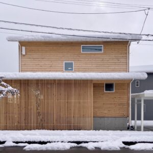 【暮らし】『積雪と暖かい家。』屋根あり玄関ポーチの効果。－雪の似合う家－case.長倉