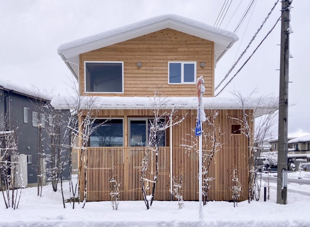 【暮らし】『積雪と暖かい家。』屋根あり玄関ポーチの効果。－雪の似合う家－case.長倉